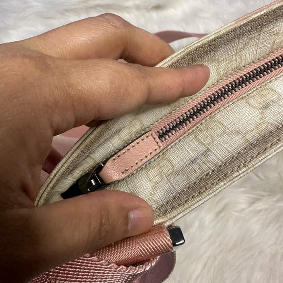 GUCCI canvass crossbody bag in pink and white - Picture 10 of 17